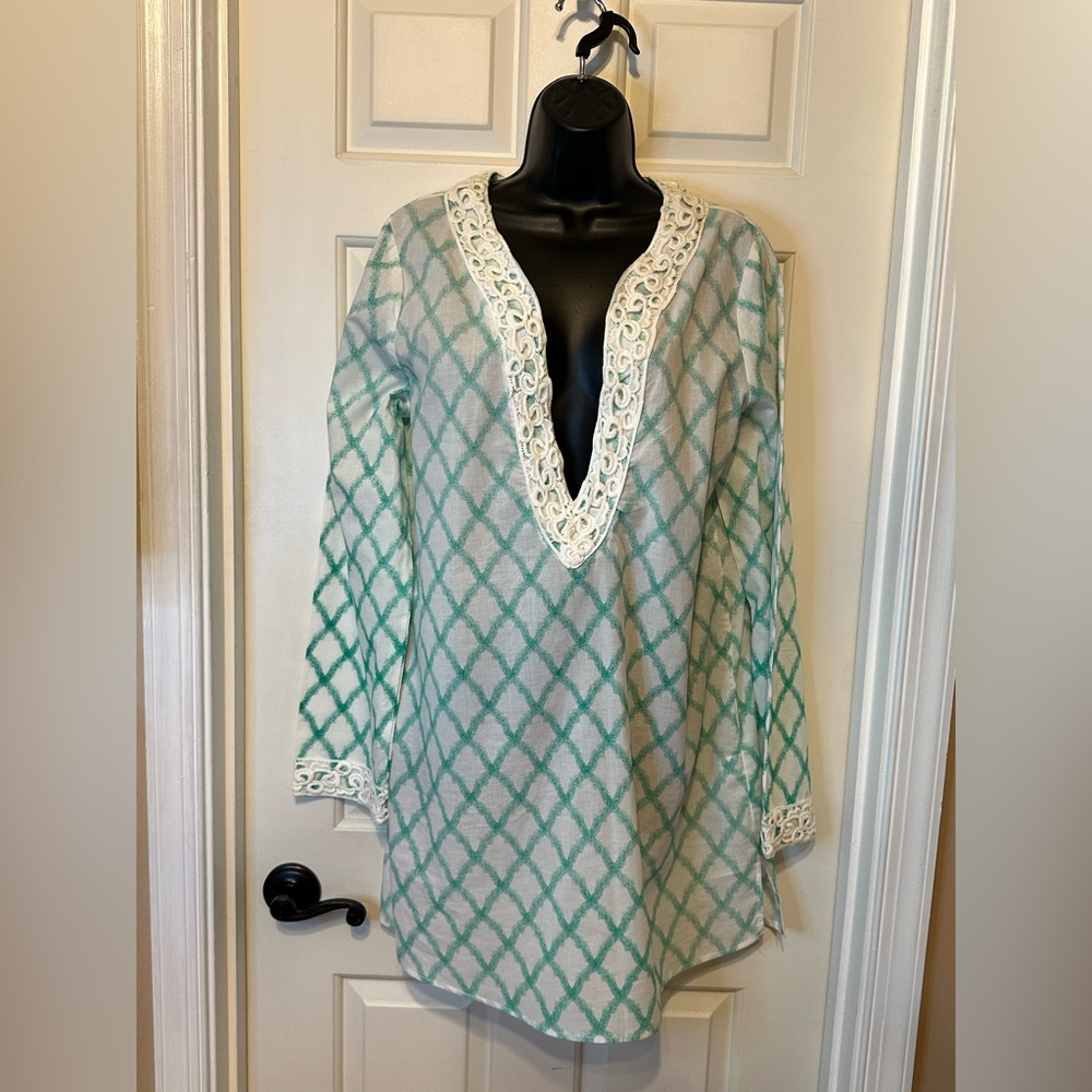 SG16-Elegant White and Green Women's Tunic Top w/Embroidery on neck & sleeves